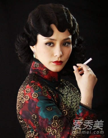 灰姑娘掀复古风 女星卷发争相比美