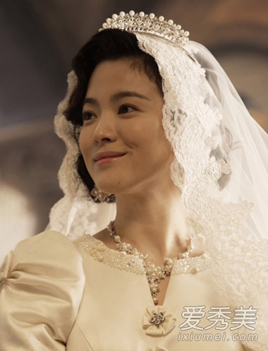 灰姑娘掀复古风 女星卷发争相比美