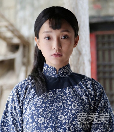 灰姑娘掀复古风 女星卷发争相比美