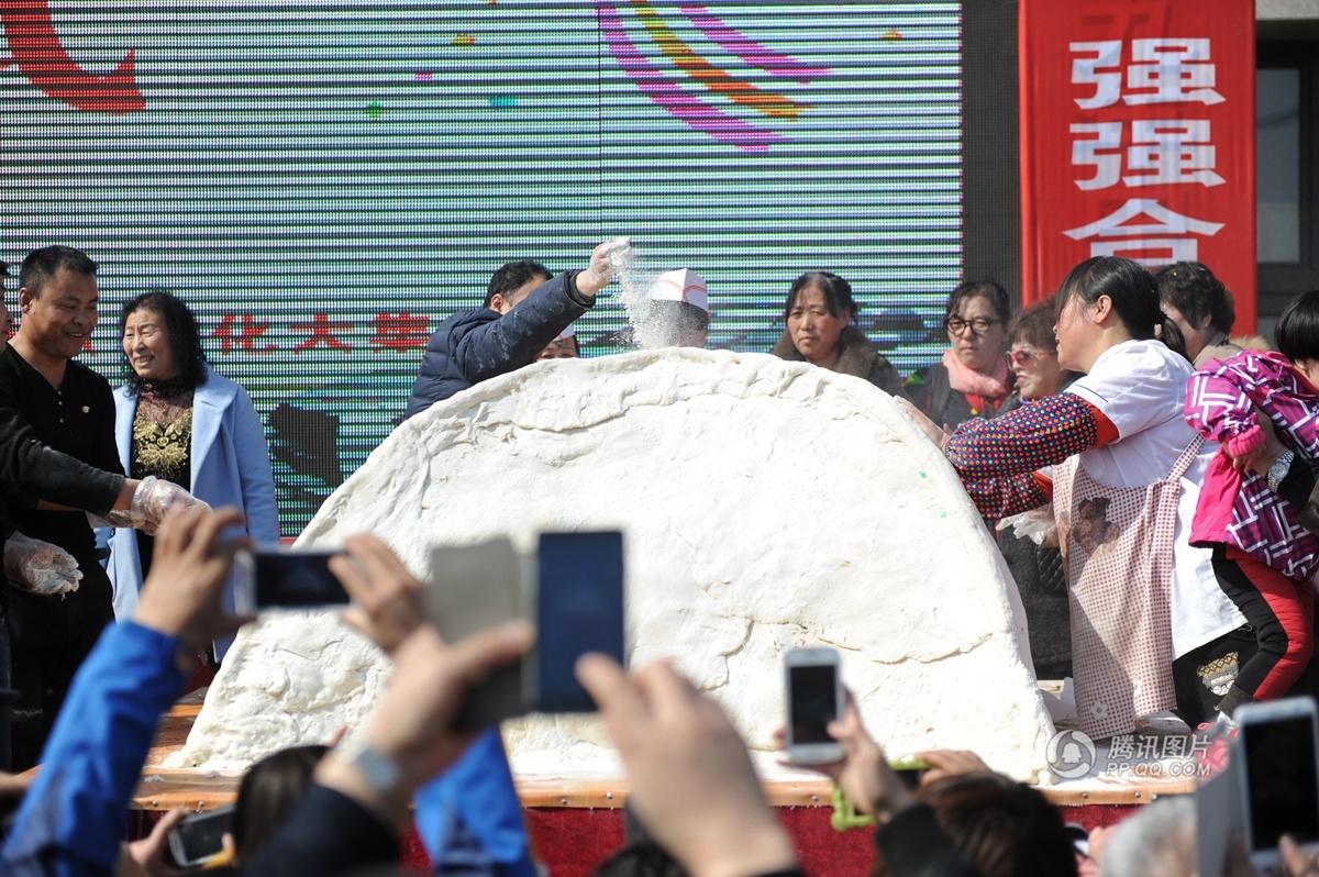 “世界最大”胡萝卜馅饺子诞生