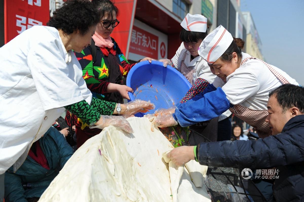 “世界最大”胡萝卜馅饺子诞生