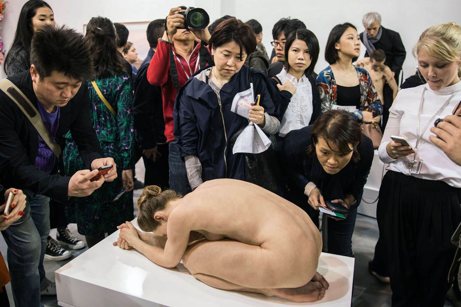 香港逼真裸女雕像引参观者疯狂拍照