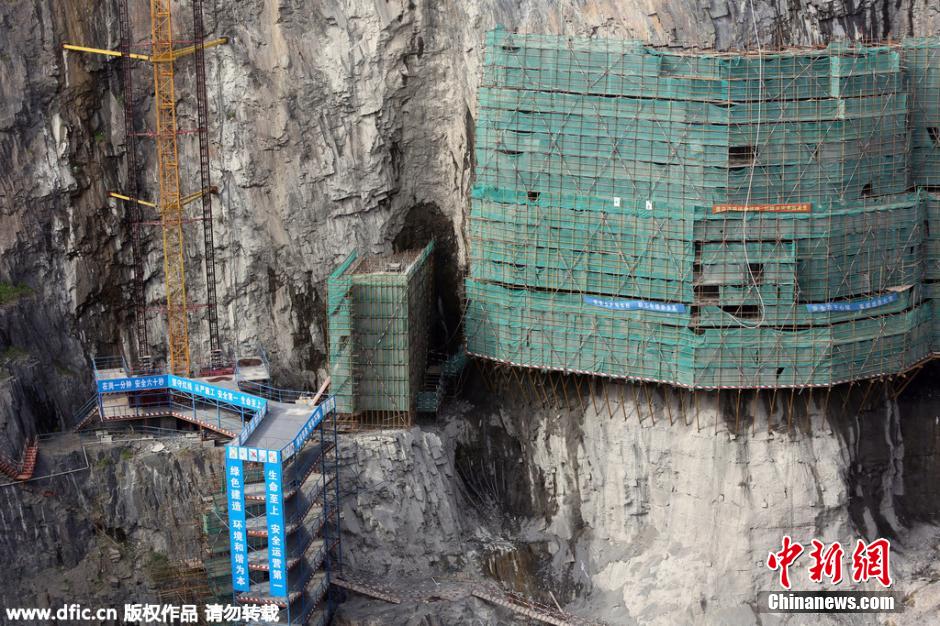 上海深坑酒店搭建“绿色防护墙” 悬崖深谷鬼斧神工