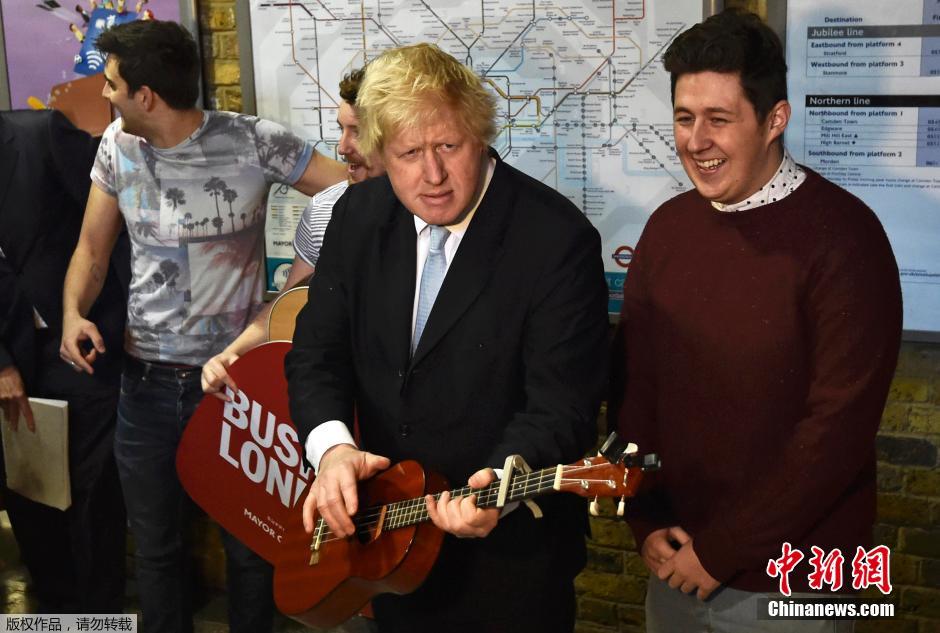 伦敦市长地铁站弹吉他 为政府支持街头表演计划造势
