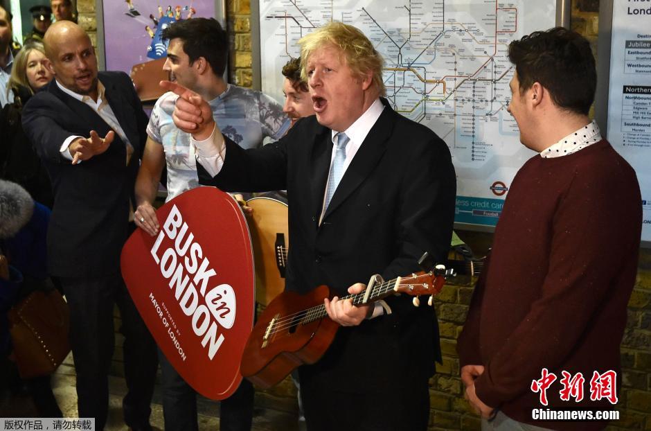 伦敦市长地铁站弹吉他 为政府支持街头表演计划造势