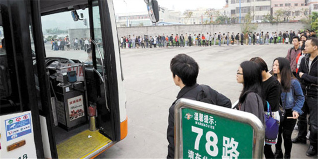 广州一公交站排队百米乘公交无人插队