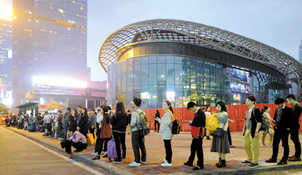 广州一公交站排队百米乘公交无人插队