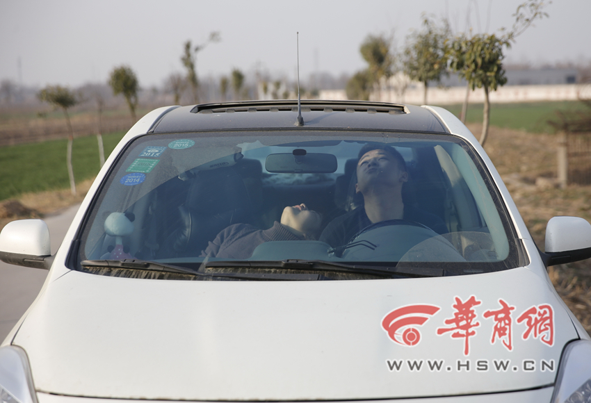 西安空港边的村庄：仰头看飞机