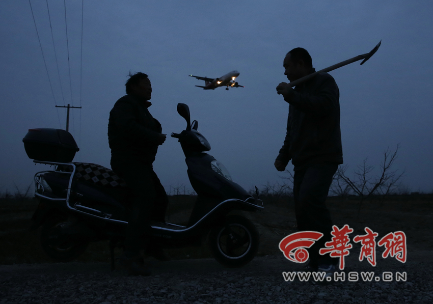 西安空港边的村庄：仰头看飞机