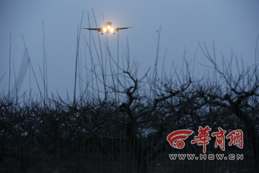 西安空港边的村庄：仰头看飞机