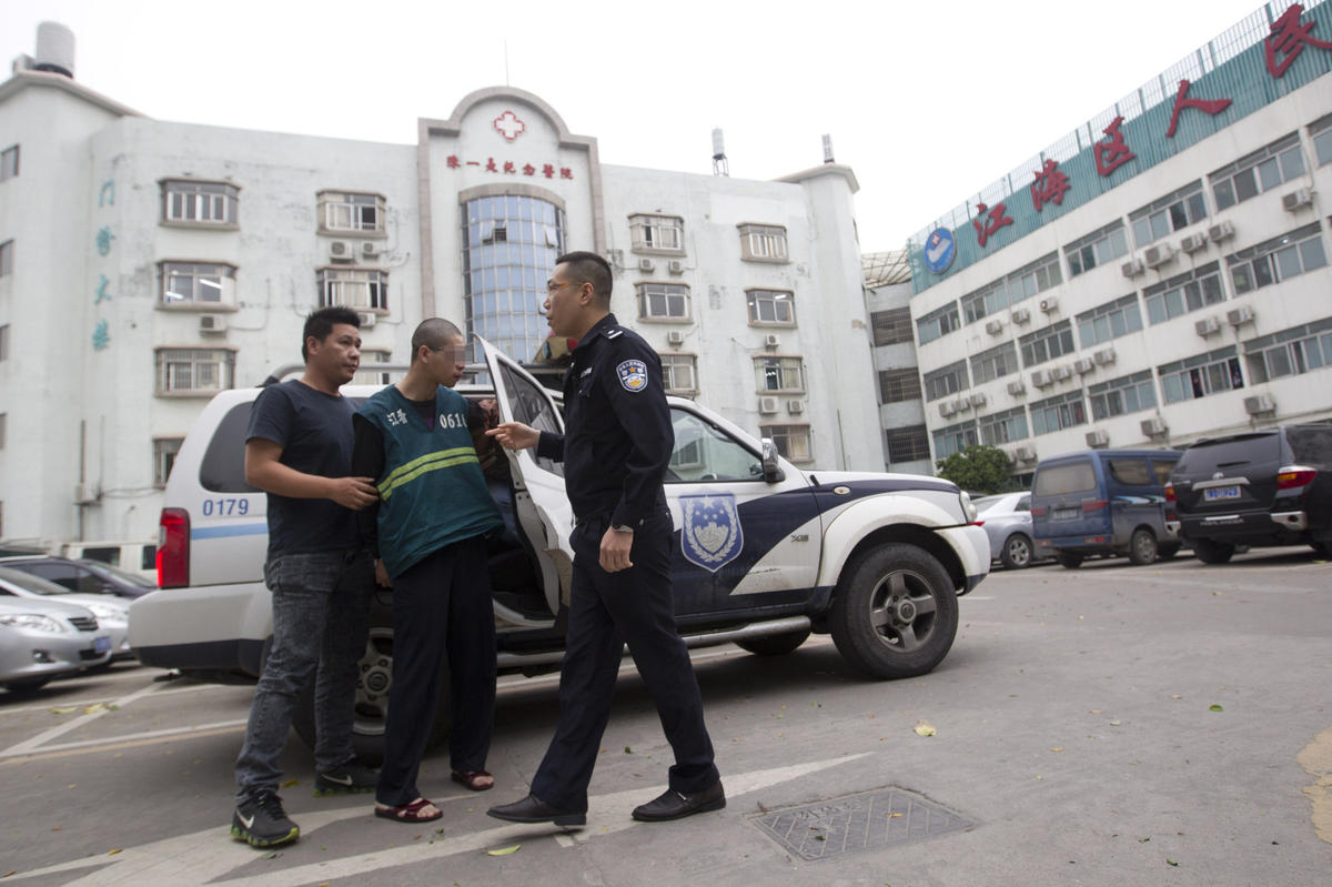 3月23日,广东江门,盗窃嫌疑男子周某被民警带至医院,见到出生了才3