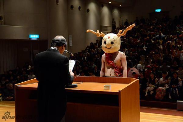 日本京都大学毕业典礼 学生奇装异服吸睛