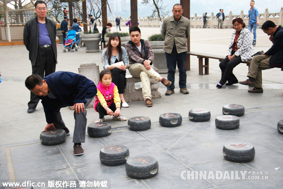 重庆街头巨型象棋 下棋锻炼两不误