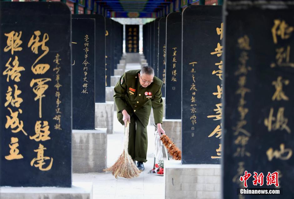安徽亳州革命老军人打扫烈士碑林迎清明