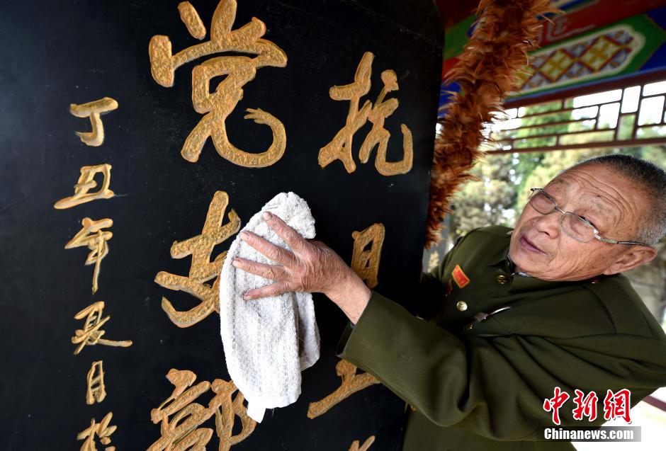 安徽亳州革命老军人打扫烈士碑林迎清明