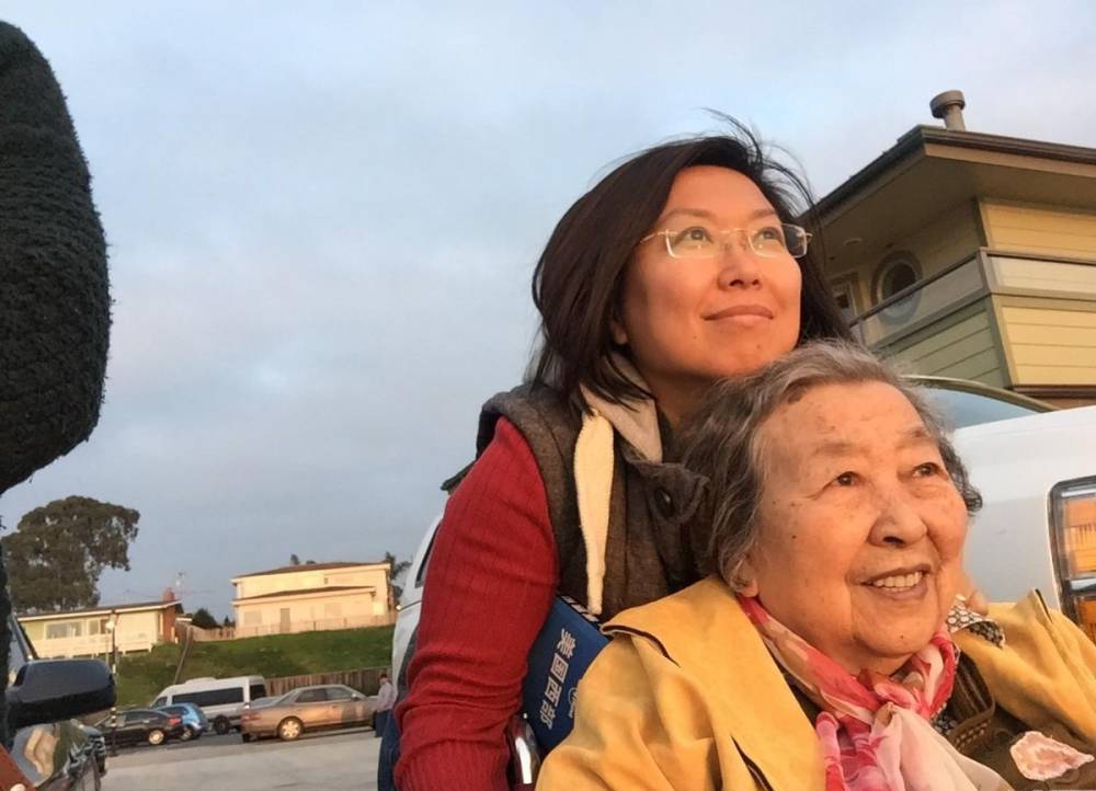 女子带87岁抑郁症母亲环游世界 推坏5把轮椅