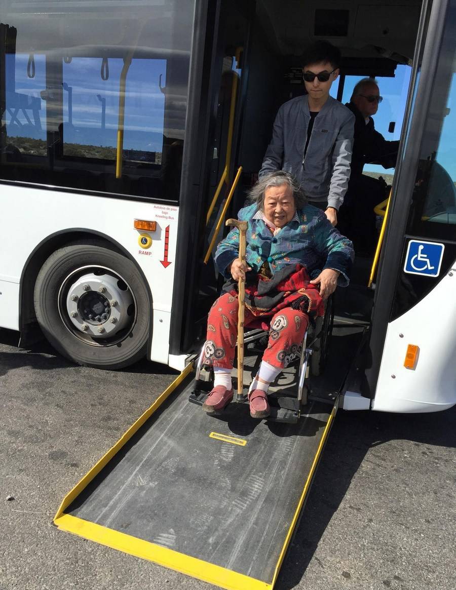 女子带87岁抑郁症母亲环游世界 推坏5把轮椅