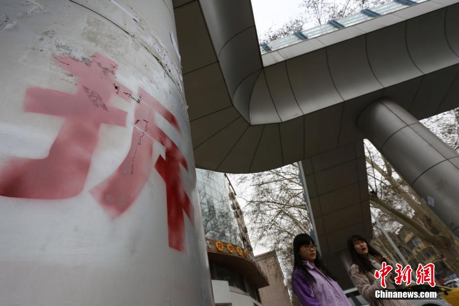 郑州现“短命”天桥 市民称“真浪费”