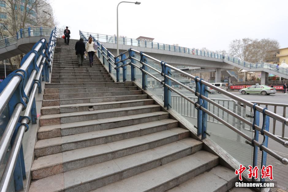 郑州现“短命”天桥 市民称“真浪费”
