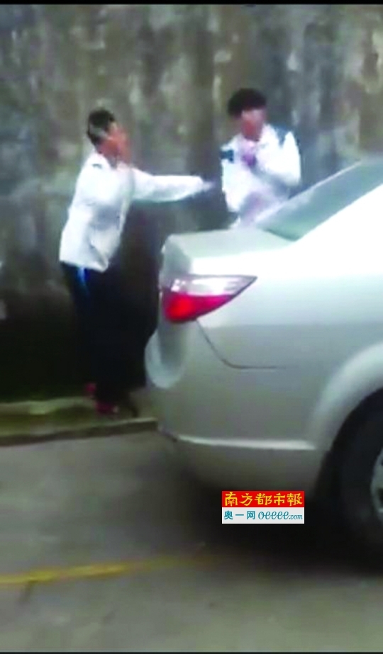 17岁男生与女友分手 遭十余学生围殴