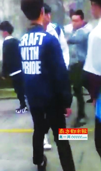 17岁男生与女友分手 遭十余学生围殴