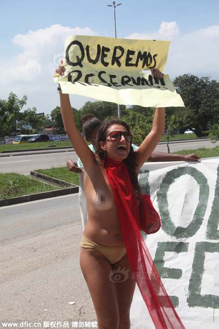 巴西女子裸体抗议建设奥运会高尔夫球场