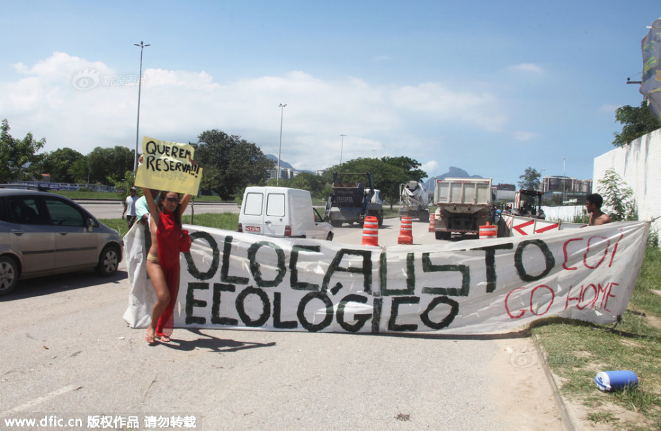 巴西女子裸体抗议建设奥运会高尔夫球场