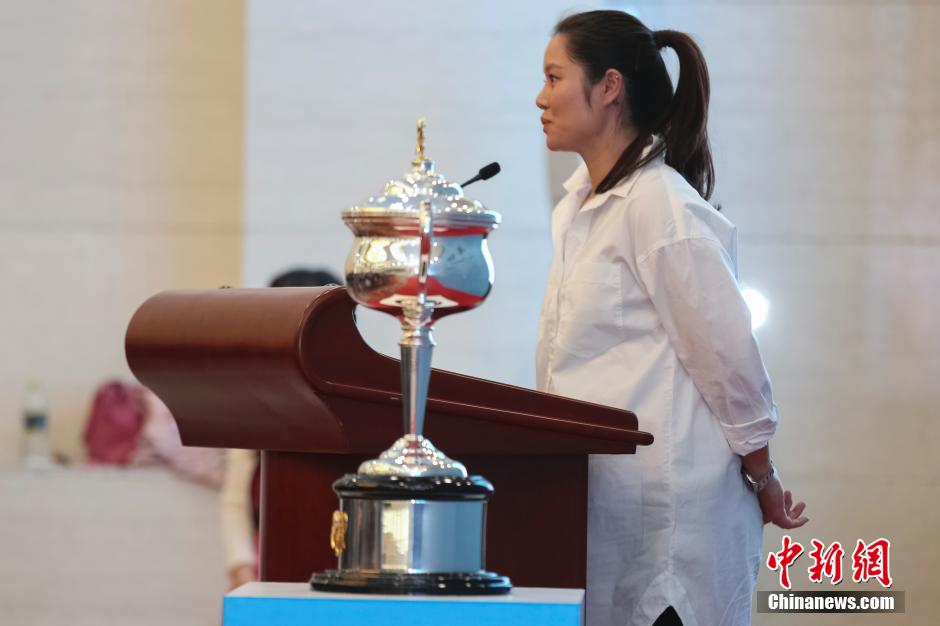 李娜挺大肚参加公益活动
