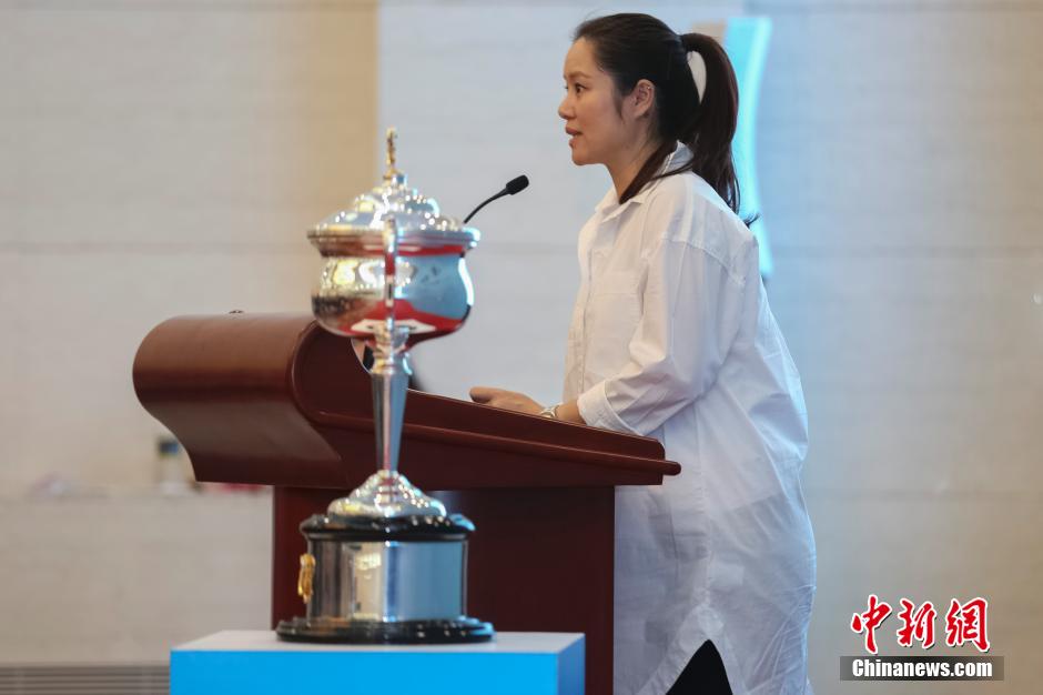 李娜挺大肚参加公益活动