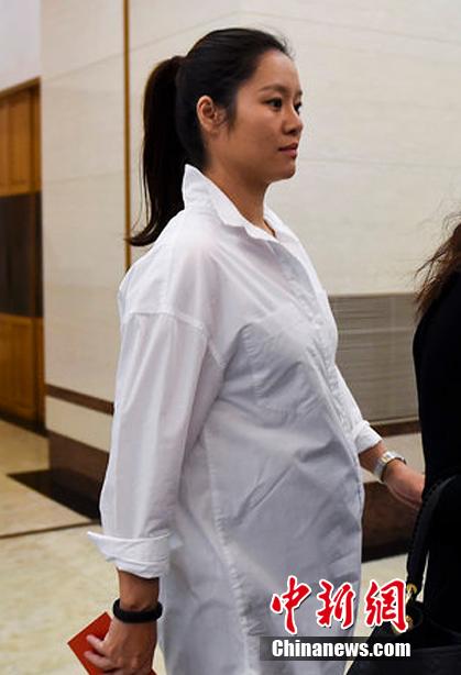 李娜挺大肚参加公益活动