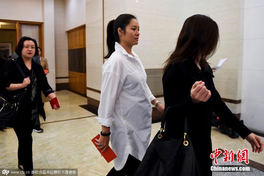 李娜挺大肚参加公益活动