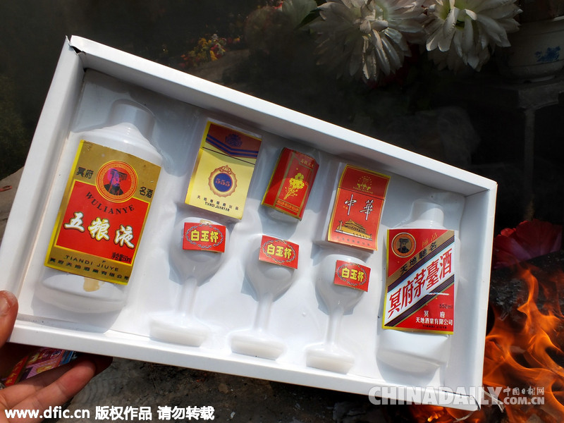 湖北宜昌：清明节祭祀品紧随人间潮流