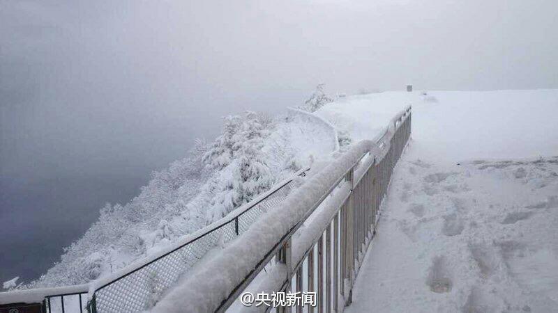 四川峨眉山降近7年来最大一场雪