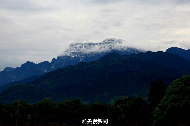 四川峨眉山降近7年来最大一场雪