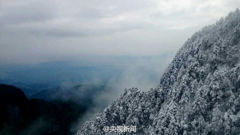 四川峨眉山降近7年来最大一场雪