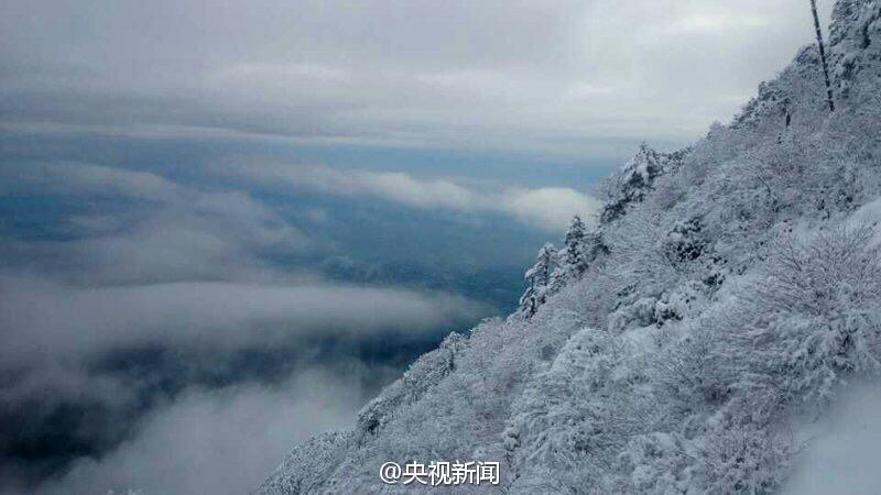 四川峨眉山降近7年来最大一场雪