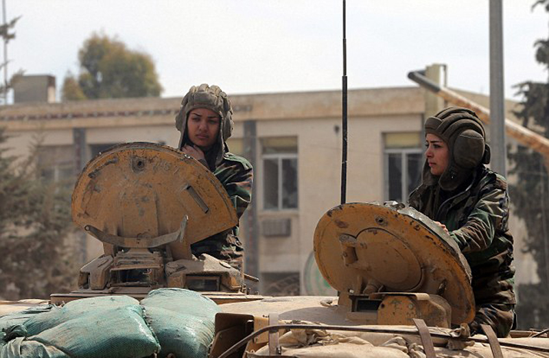 叙利亚女兵部队：扛枪开坦克不输男人