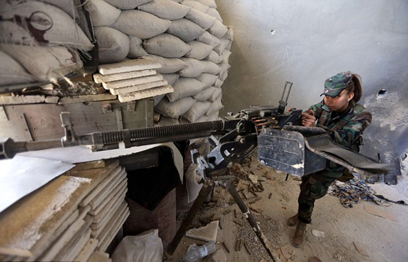 叙利亚女兵部队：扛枪开坦克不输男人
