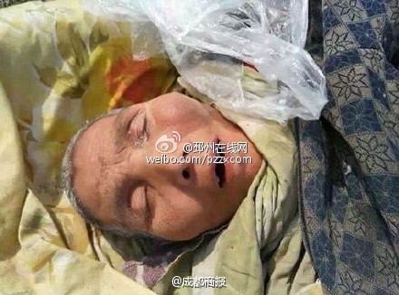 网曝江苏一老人被扔到野外等死 奄奄一息