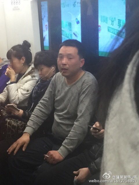 网曝男子北京地铁吸烟不听劝阻