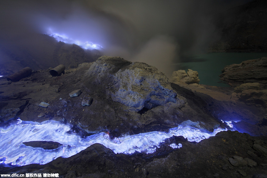 印尼火山喷出亮蓝色岩浆