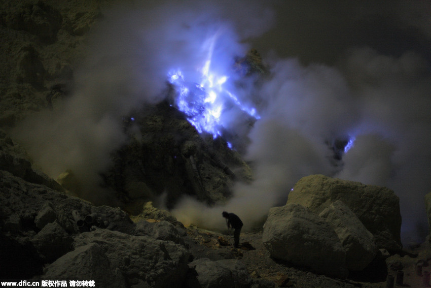 印尼火山喷出亮蓝色岩浆