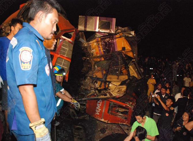 泰国大城府两列火车相撞 多人受伤