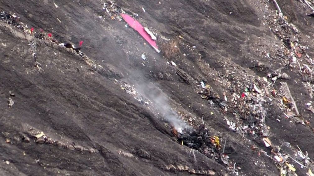 德国之翼A320客机坠毁 似副驾驶故意撞山