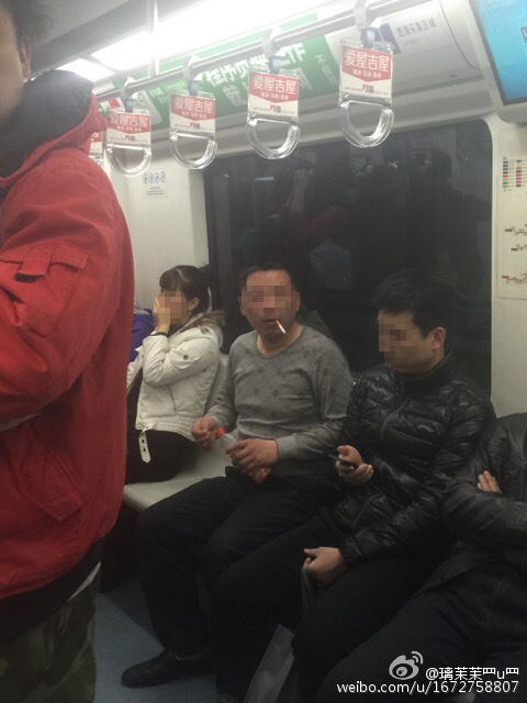 网曝男子在北京地铁吸烟不听劝阻