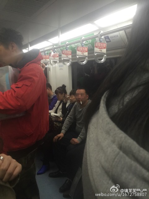 网曝男子在北京地铁吸烟不听劝阻