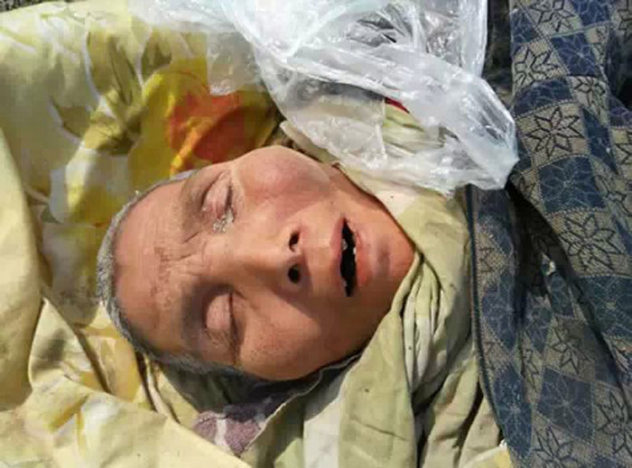 网曝江苏一老人被扔荒郊等死