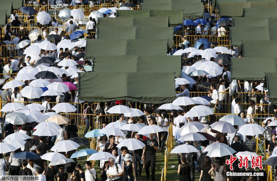 新加坡数万民众悼念李光耀 致敬排队长达8小时