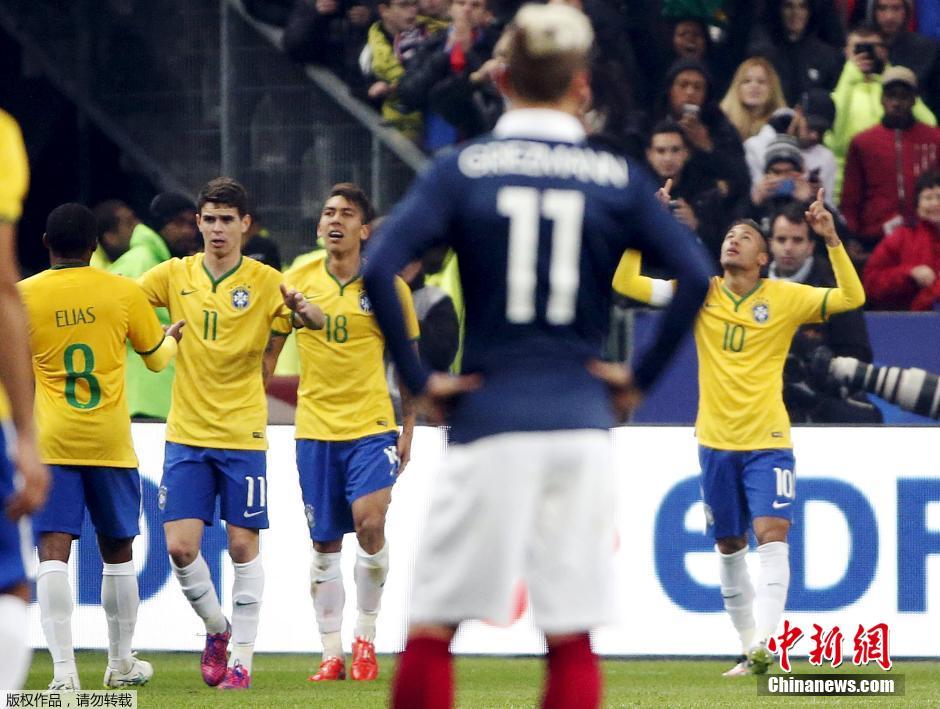 法国巴西足球友谊赛 奥朗德亲自观战