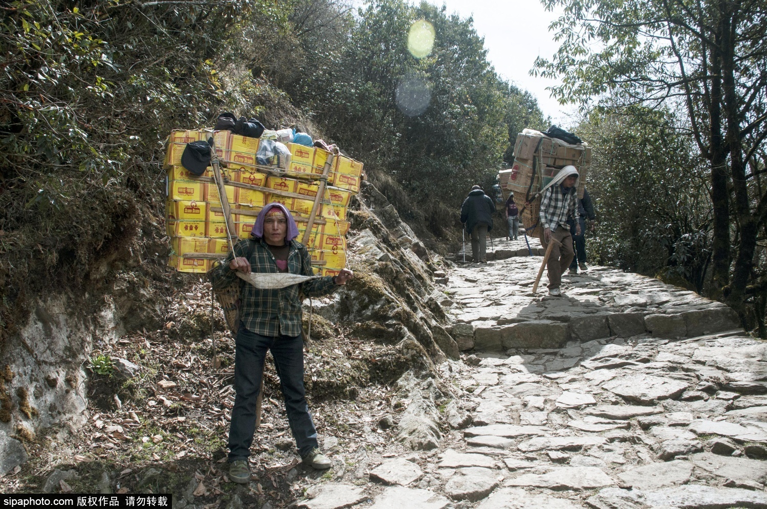 尼泊尔喜马拉雅山区的搬运工